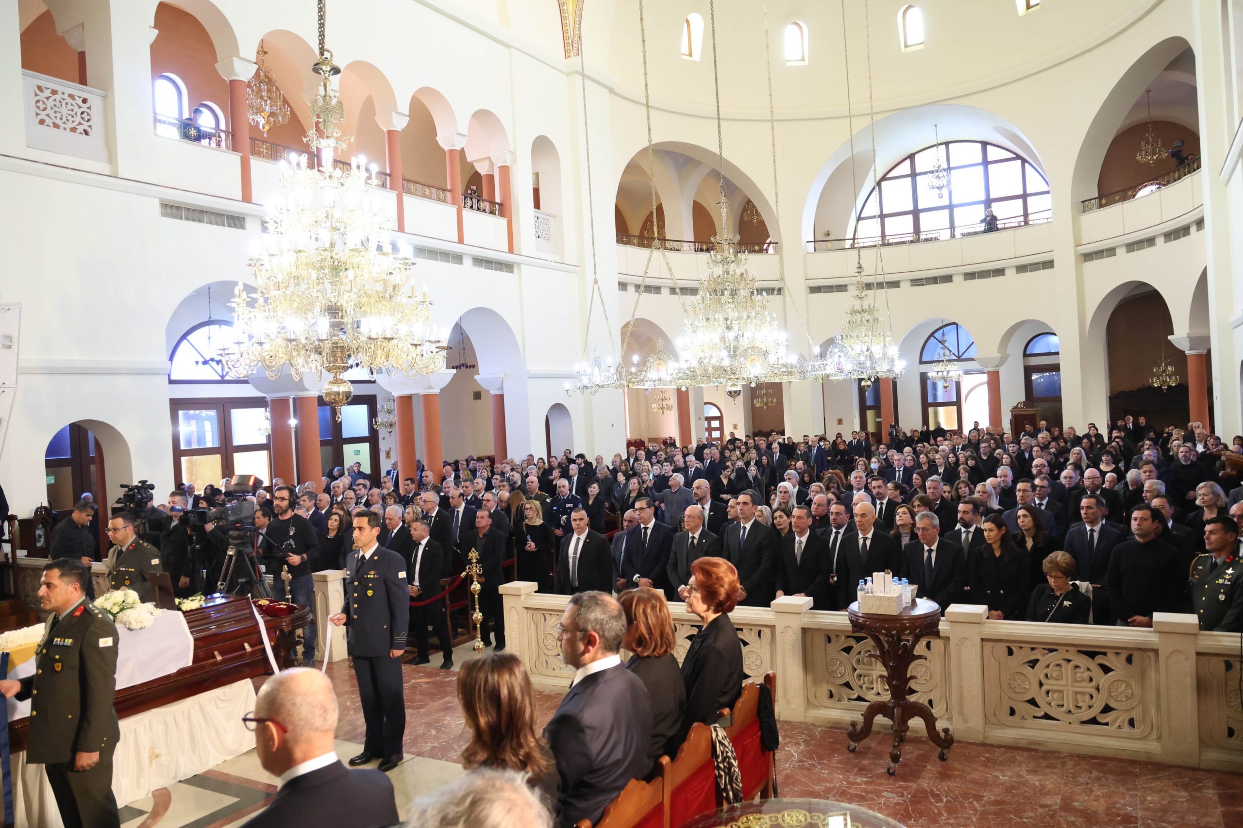 Με τιμές εν ενεργεία Προέδρου το τελευταίο αντίο στον Γιώργο Βασιλείου