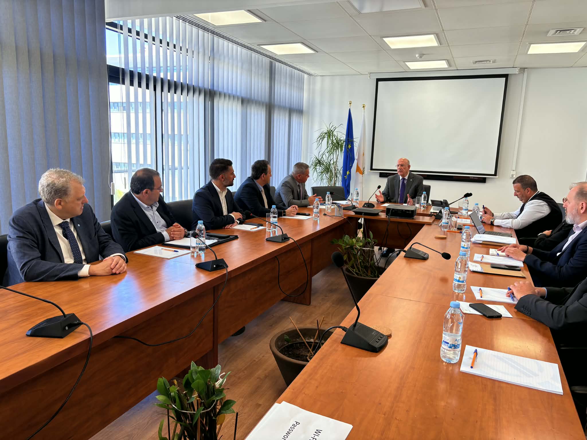 Συνάντηση της νέας ηγεσίας της ΣΕΚ με τον Υπουργό Οικονομικών