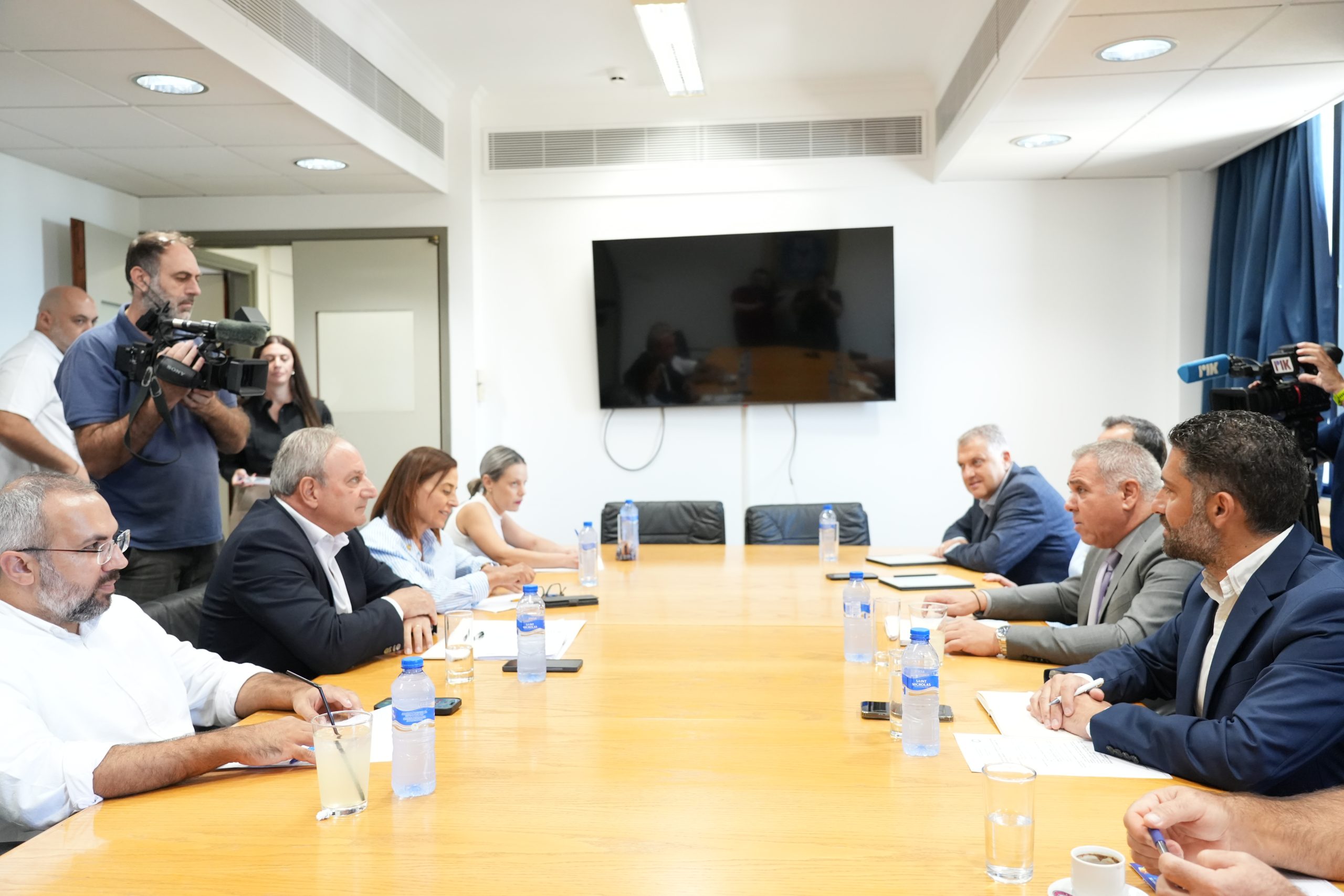 Συνάντηση Γενικής Γραμματείας της ΣΕΚ με αντιπροσωπεία του ΑΚΕΛ